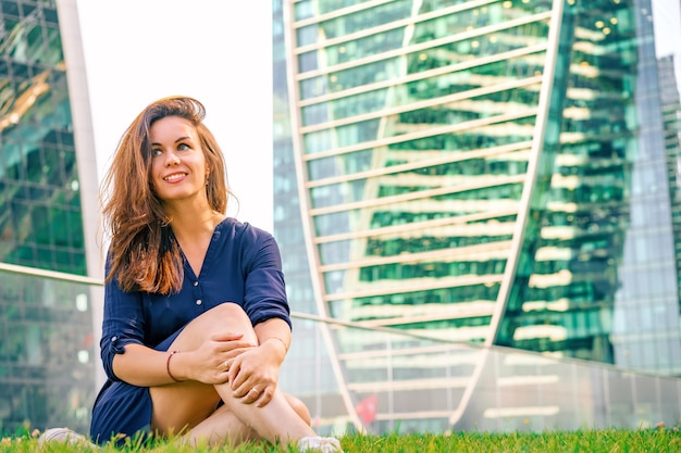 Biznesowa kobieta w sukni na trawie