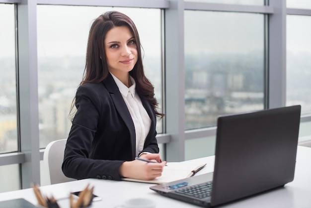 Biznesowa kobieta z notebookiem w biurze w miejscu pracy