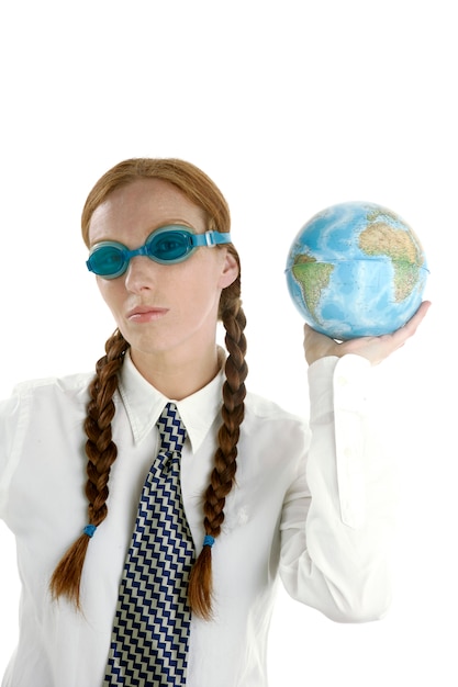 Biznesowa kobieta z okulary pływackie i mapa świata