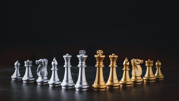Biznesowa szachowa gra planszowa strategii biznesowej i taktyki na retro drewnianym stole