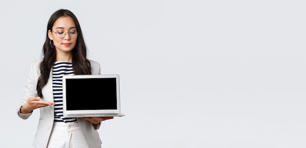 Biznesowe finanse i zatrudnienie koncepcja kobiecego przedsiębiorcy odnoszącego sukcesy Profesjonalny bizneswoman pośrednik w obrocie nieruchomościami wskazujący palcem na ekran laptopa pokazujący dobre mieszkanie
