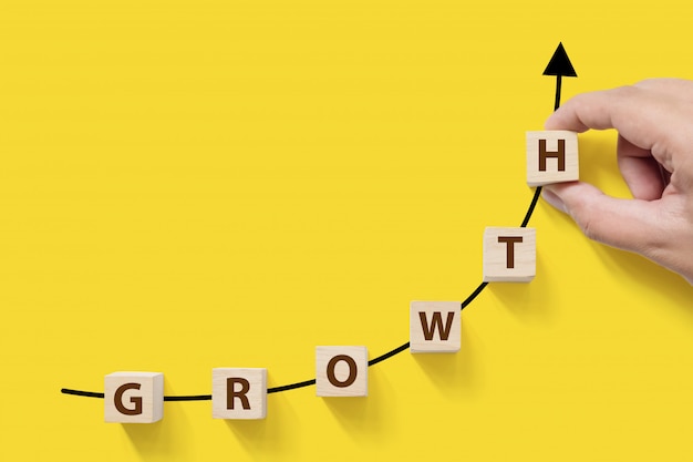 Biznesowego sukcesu rosnący wzrostowy wzrostowy pojęcie. Zalesiony blok kostki ze słowem GROWTH