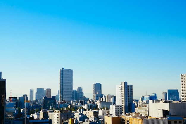 Zdjęcie biznesowi pomysły dla nieruchomości - widok budynek wykładał z niebieskim niebem w osaka, japonia.