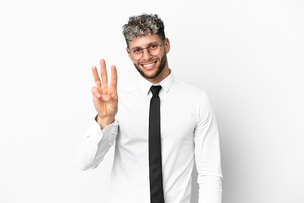 Biznesowy kaukaski mężczyzna na białym tle szczęśliwy i liczący trzy palcami