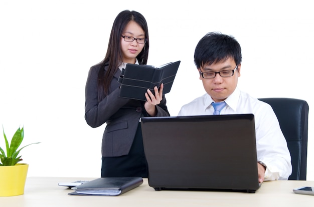 Biznesowy mężczyzna i kobieta pracuje wraz z laptopem