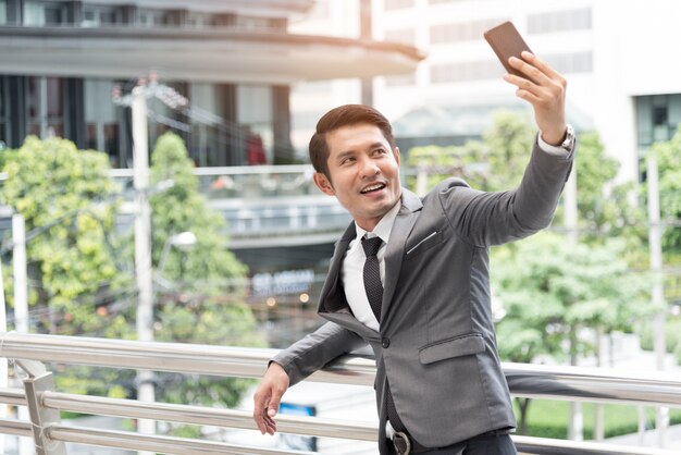 Biznesowy Mężczyzna Selfie Himself Mądrze Telefon Kamerą. Koncepcja Biznesu I Technologii