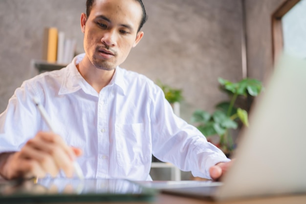 Biznesowy styl życia jako niezależny pracownik pracujący w domu z technologią systemu komunikacji online