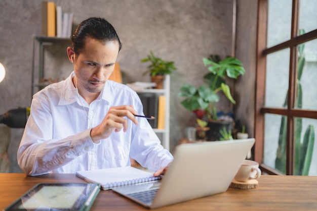 Biznesowy styl życia jako niezależny pracownik pracujący w domu z technologią systemu komunikacji online