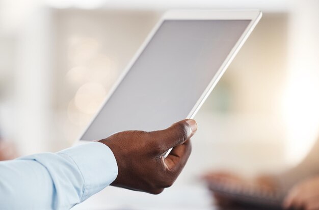 Biznesowy tablet i ręce z cyfrowym ekranem makiety do komunikacji korporacyjnej online Nowoczesny pracownik biurowy z ekranem dotykowym urządzenia elektronicznego i bezpiecznym połączeniem internetowym