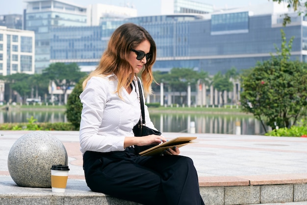 Bizneswoman czyta raport online