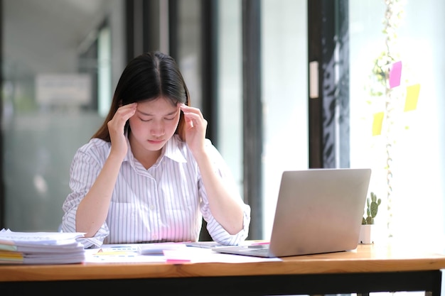 Bizneswoman denerwuje się i odczuwa ból głowy, mając problem