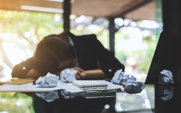 Bizneswoman Denerwuje Się Pokręconymi Papierami I Laptopem Na Stole, Mając Problem W Pracy W Biurze