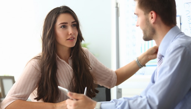 Bizneswoman i biznesmen komunikują się