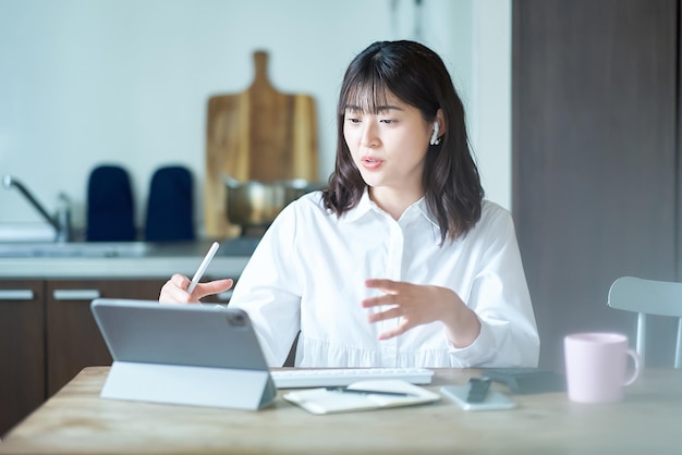 Bizneswoman komunikuje się online w swoim żywym pokoju