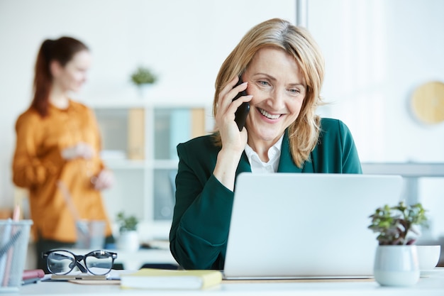 Bizneswoman ma konsultację przez telefon