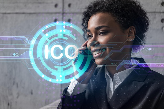 Bizneswoman mówi telefonem i ikoną hologramu Ico Podwójna ekspozycja Początkowa moneta oferująca koncepcję blockchain