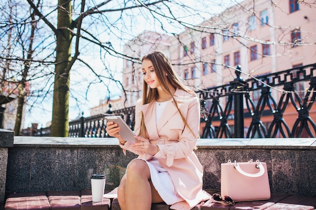 Bizneswoman Na Przerwie W Parku. Młoda Fachowa Biznesowa Kobieta Używa Pastylka Komputer Plenerowego. Kaukaska Modelka.