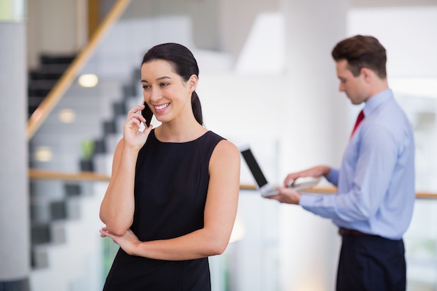 Bizneswoman opowiada na telefonie komórkowym