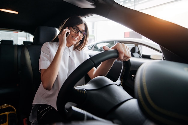 Bizneswoman Opowiada Na Telefonie W Samochodzie