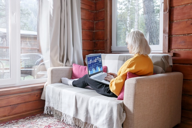 Bizneswoman pisać na maszynie na laptopie w domu