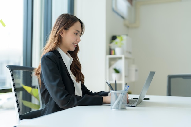 Bizneswoman pracuje na laptopie dla informacji biznesowych w biurze