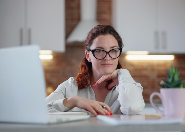 Bizneswoman Pracuje Na Laptopie Siedzi W Domu