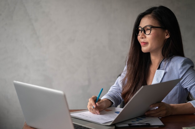 bizneswoman pracuje w domu i korzysta z laptopa