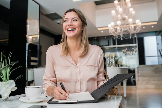 Bizneswoman pracuje w hotelowym lobby