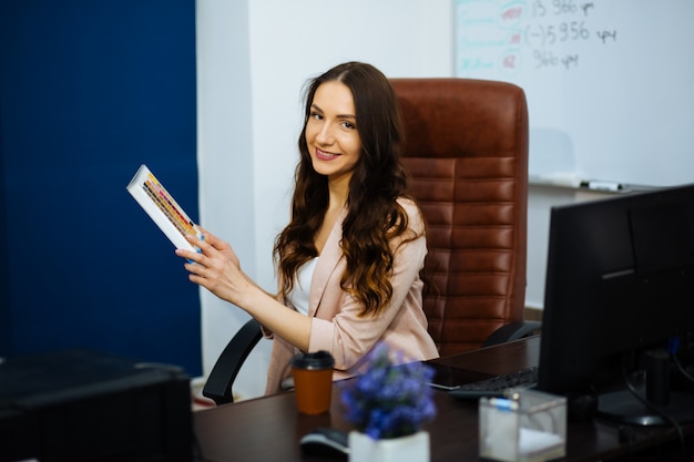 Bizneswoman Przy Jej Biurkiem W Biurze