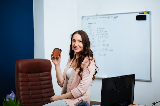 bizneswoman przy jej biurkiem w biurze