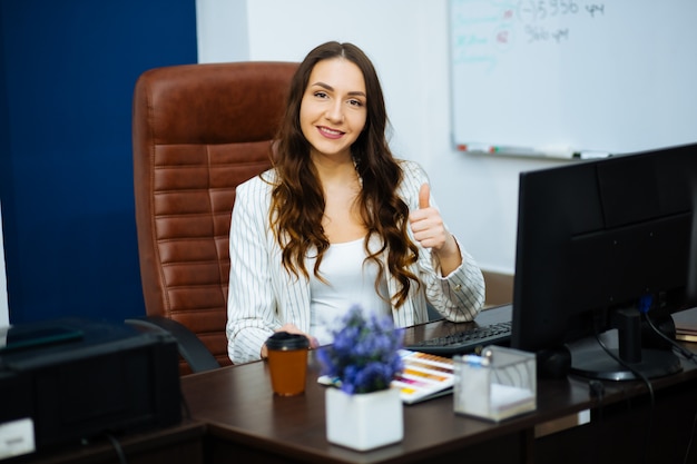 bizneswoman przy jej biurkiem w biurze