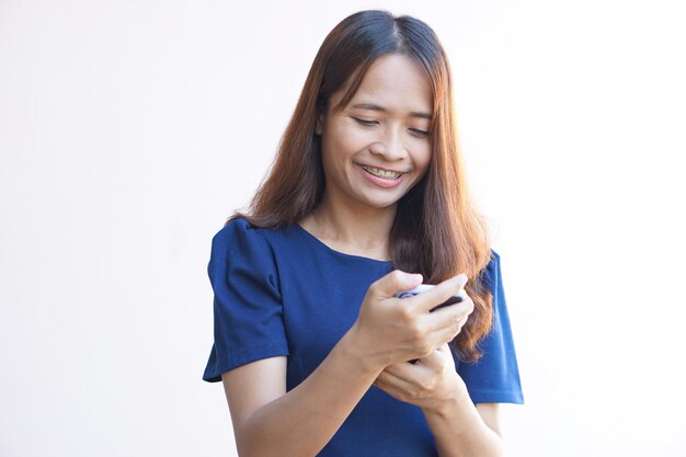 Bizneswoman rozmawia przez telefon z klientami szczęśliwie z powodu osiągnięcia wzajemnej umowy inwestycyjnej