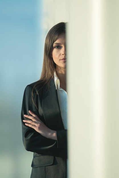 Bizneswoman stoi nad kolumną