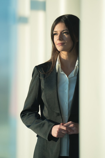 Bizneswoman stoi przy kolumnie