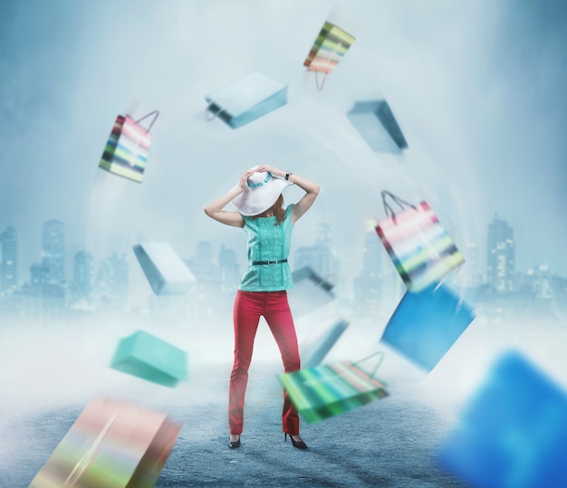 Bizneswoman stoi wśród chaosu toreb na zakupy