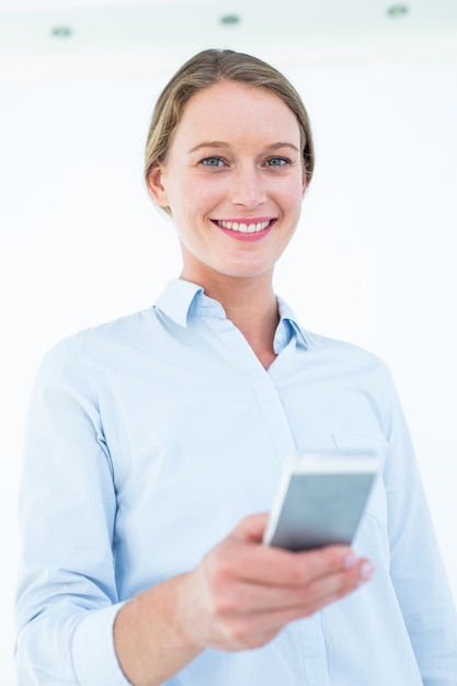 Bizneswoman używa jej telefon komórkowego
