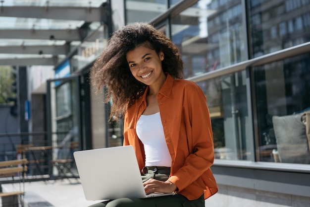 Bizneswoman Używa Laptop, Pisać Na Maszynie Na Klawiaturze. Udany Biznes. Uśmiechnięty Kobiety Copywriter Pracuje Niezależnego Projekt Outdoors