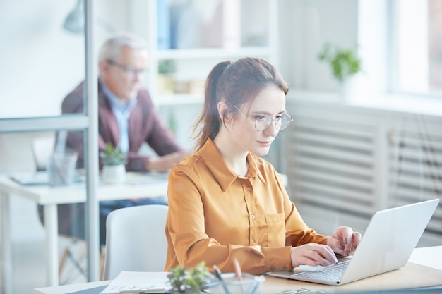 Bizneswoman używa laptop przy biurem