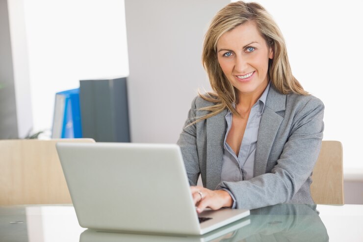 Zdjęcie bizneswoman używa laptop w biurze