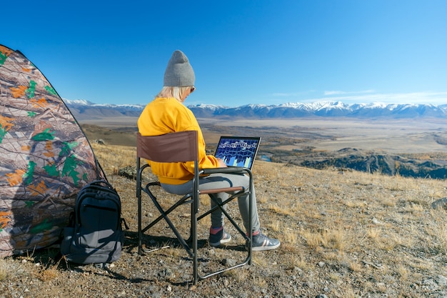 Bizneswoman używa laptop w górach