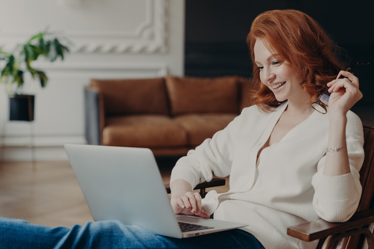 Zdjęcie bizneswoman używa laptop