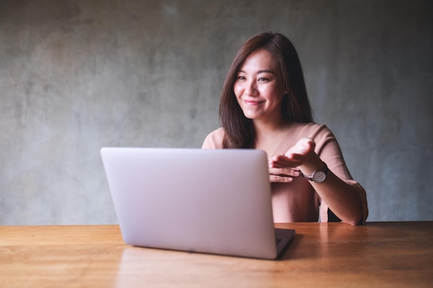 Zdjęcie bizneswoman używa laptopa do pracy online i wideokonferencji w domu