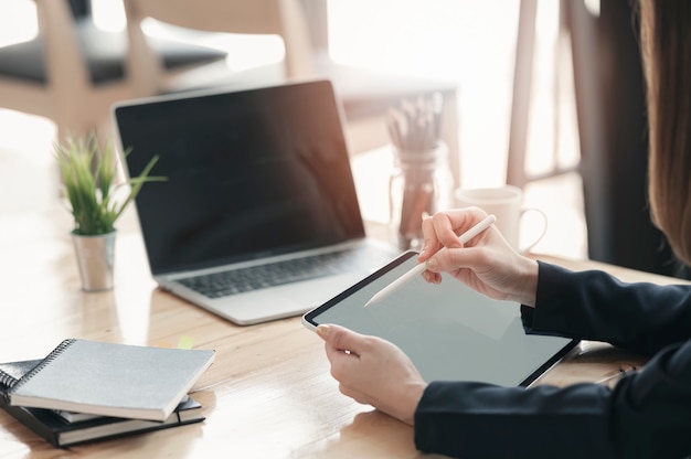 Bizneswoman Używa Pastylkę Przy Co-workspace.