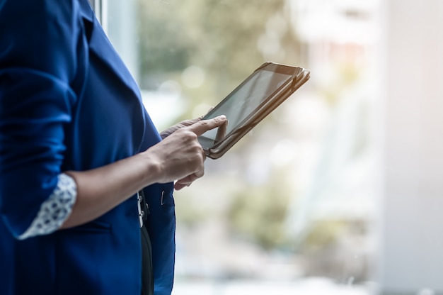 Zdjęcie bizneswoman używa technologię z pastylką, wsparcie techniczne obsługa klienta biznesowy technologia internet.