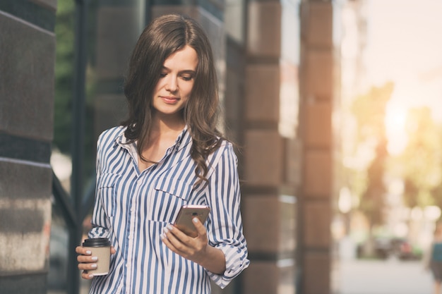 Bizneswoman Używa Telefonu Komórkowego I Idzie.