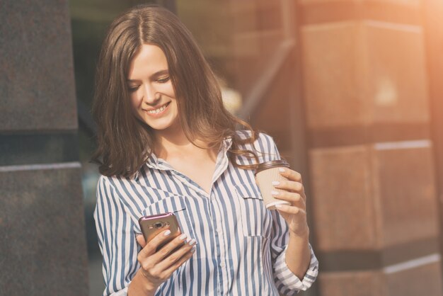 Bizneswoman używa telefonu komórkowego.