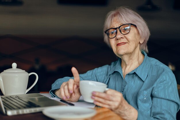 Bizneswoman w kawiarni filiżanka napoju laptop Freelancer działa bez zmian