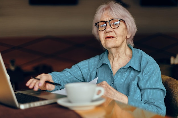 Bizneswoman w kawiarni filiżanka napoju laptop Freelancer działa bez zmian