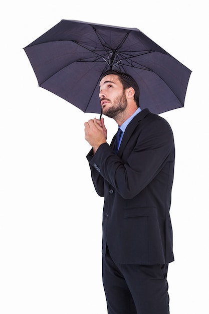 Bizneswoman w kostiumu mienia parasolu podczas gdy przyglądający up