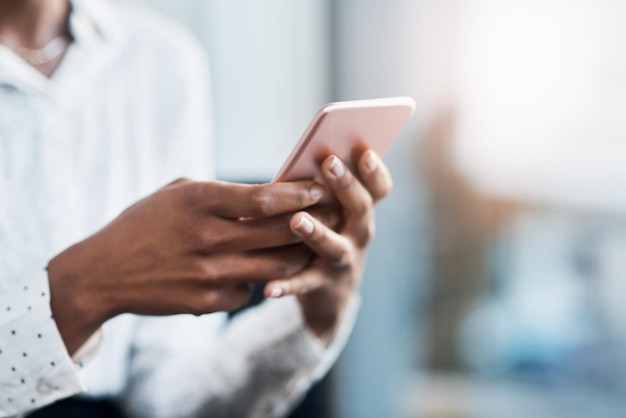 Bizneswoman wpisując i zamykając ręce z telefonem w aplikacji mobilnej mediów społecznościowych lub Internecie Komunikacja technologiczna i telefon komórkowy do przeglądania lub tworzenia sieci na stronie internetowej lub wiadomości tekstowej